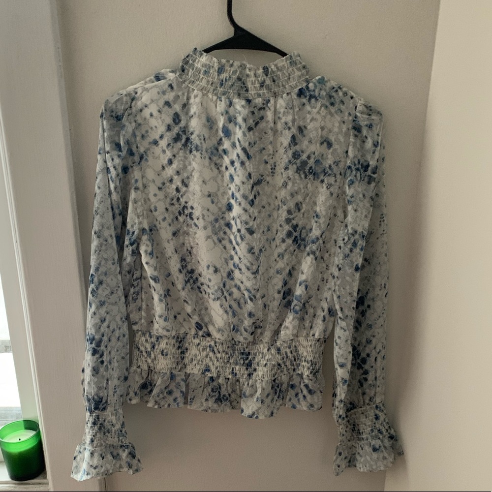 NWOT. High-neck women’s blouse. Size medium. Cropped to just above waist - Picture 2 of 6